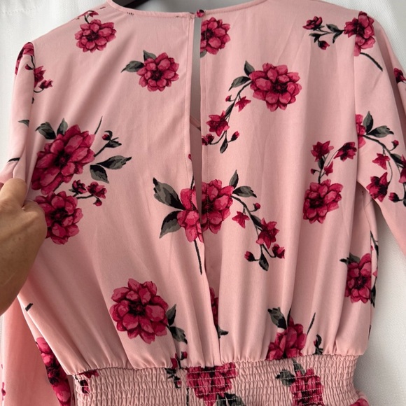 Dynamite Floral Pink Long Sleeve romper with slight open back women’s size Small - Picture 4 of 9